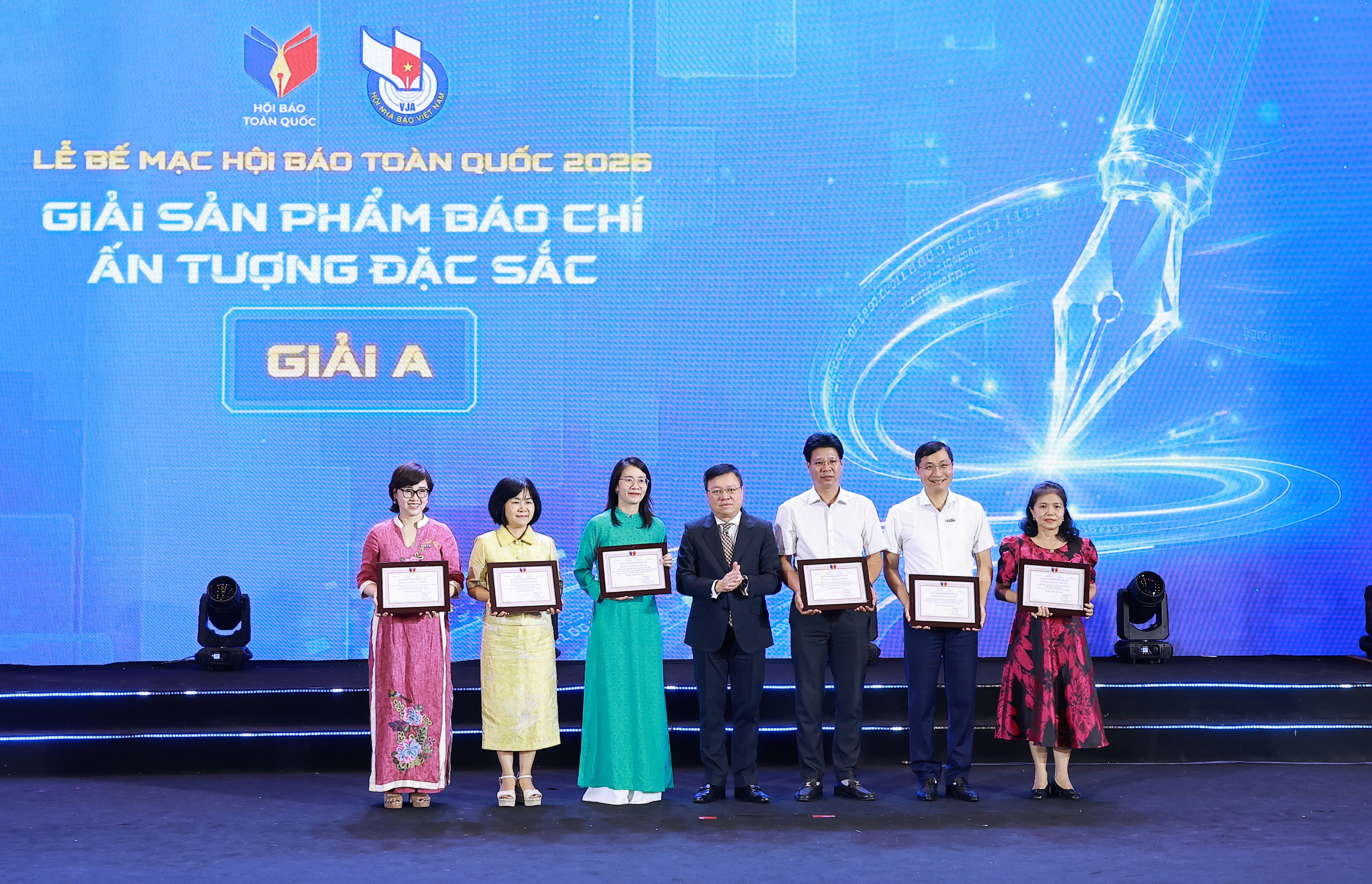 2206-giai-tac-pham-1