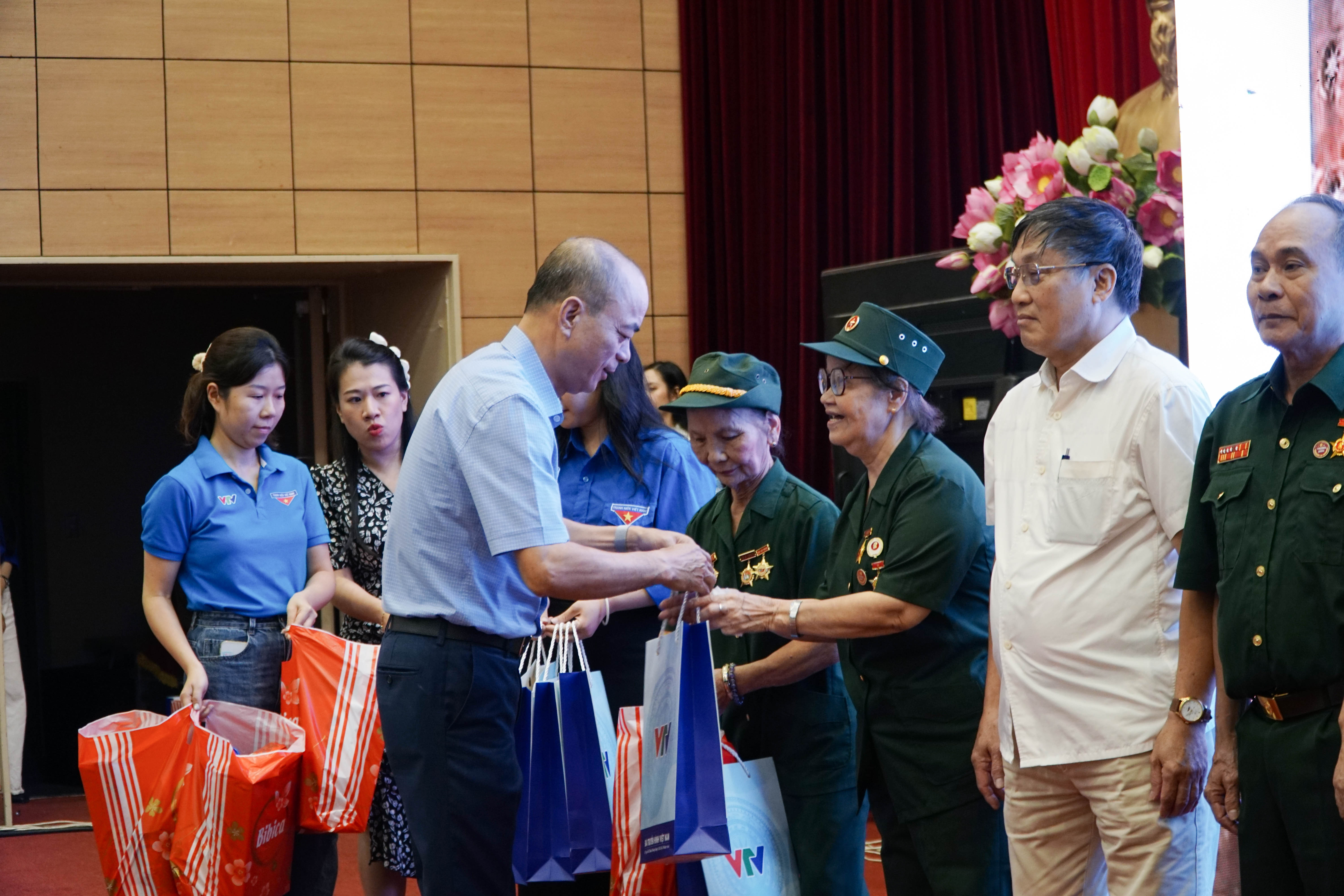 Cung VTV viet tiep cau chuyen hoa binh (8)