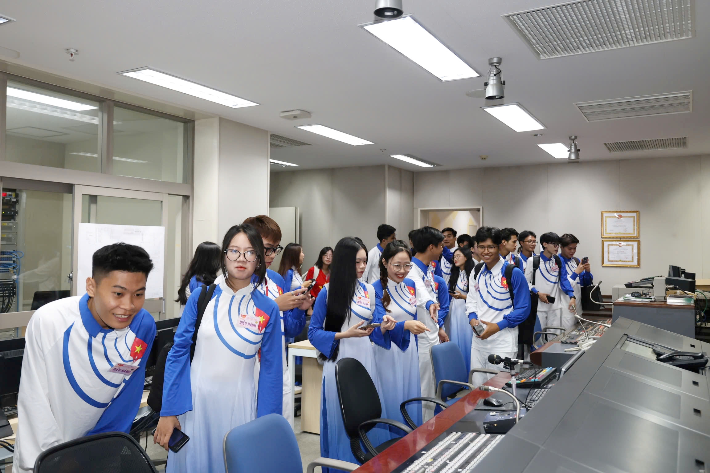 Gap mat doan dai bieu khoi Bao chi dieu hanh 1