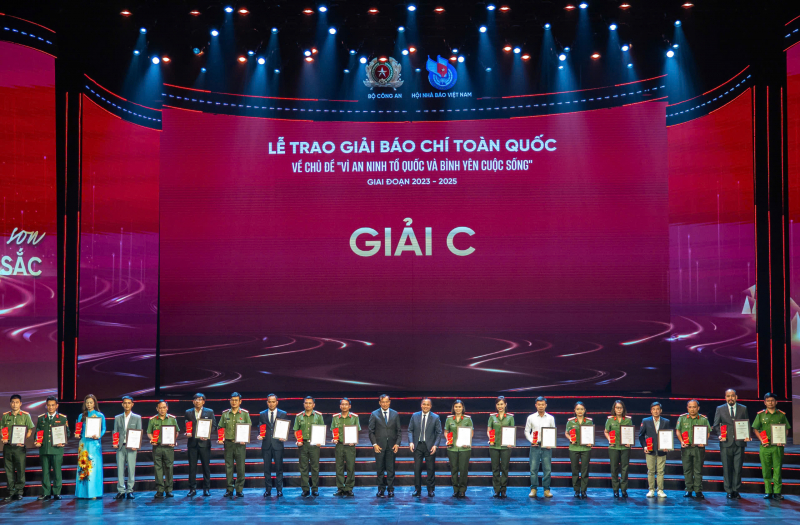 Giai bao chi toan quoc ve chu de Vi an ninh To quoc va binh yen cuoc song 1