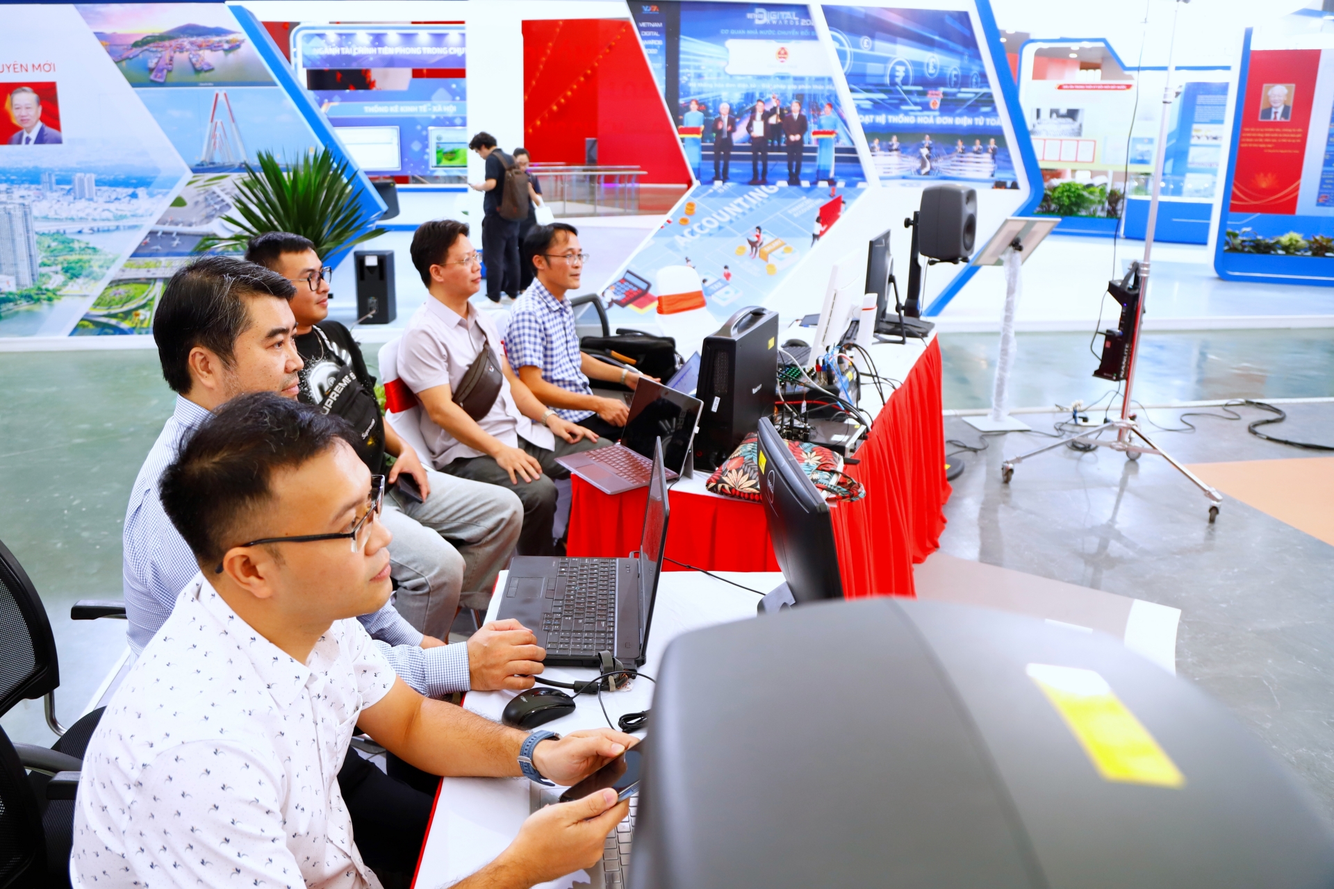 Gian trung bay VTV (2)