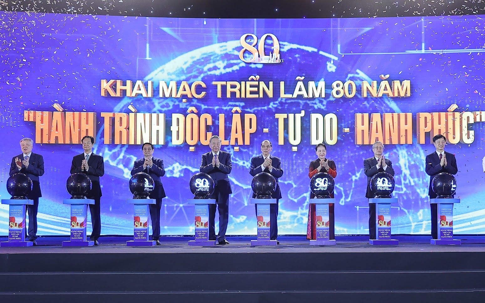 Khai mac trien lam