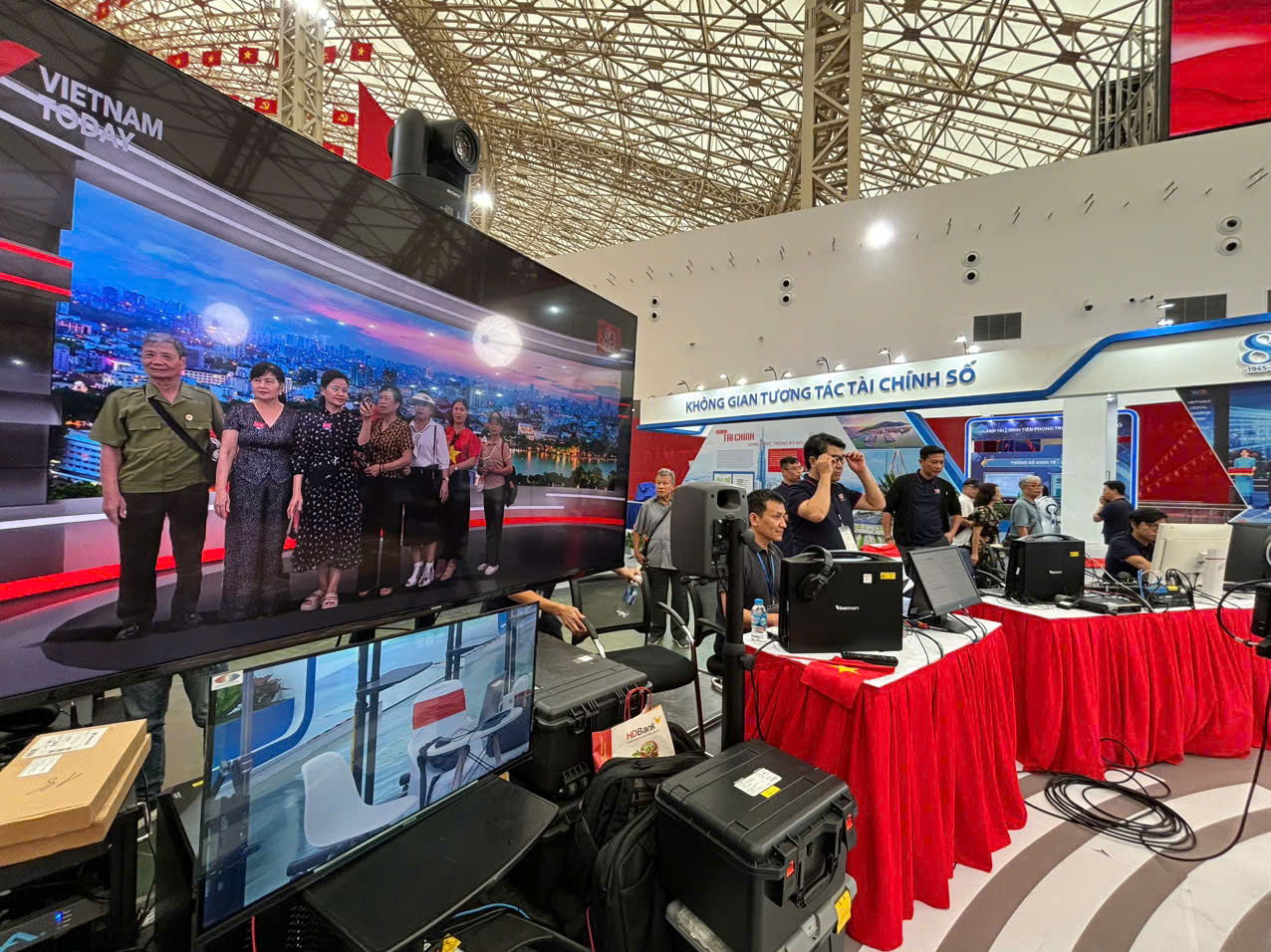 Gian trung bay VTV - VTV4 (10)