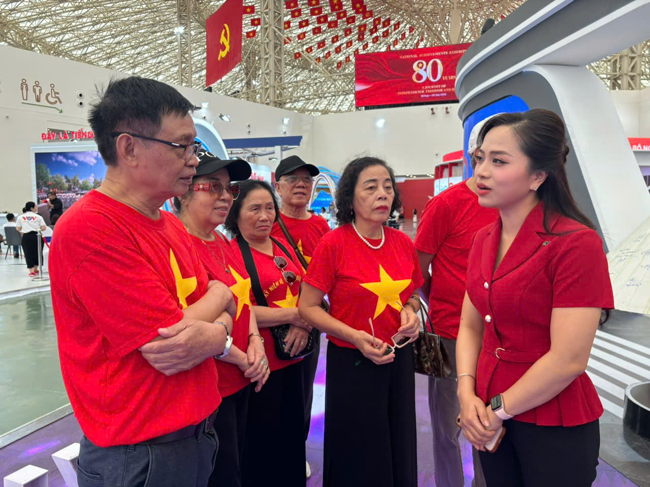 Gian trung bay VTV - VTV4 (4)