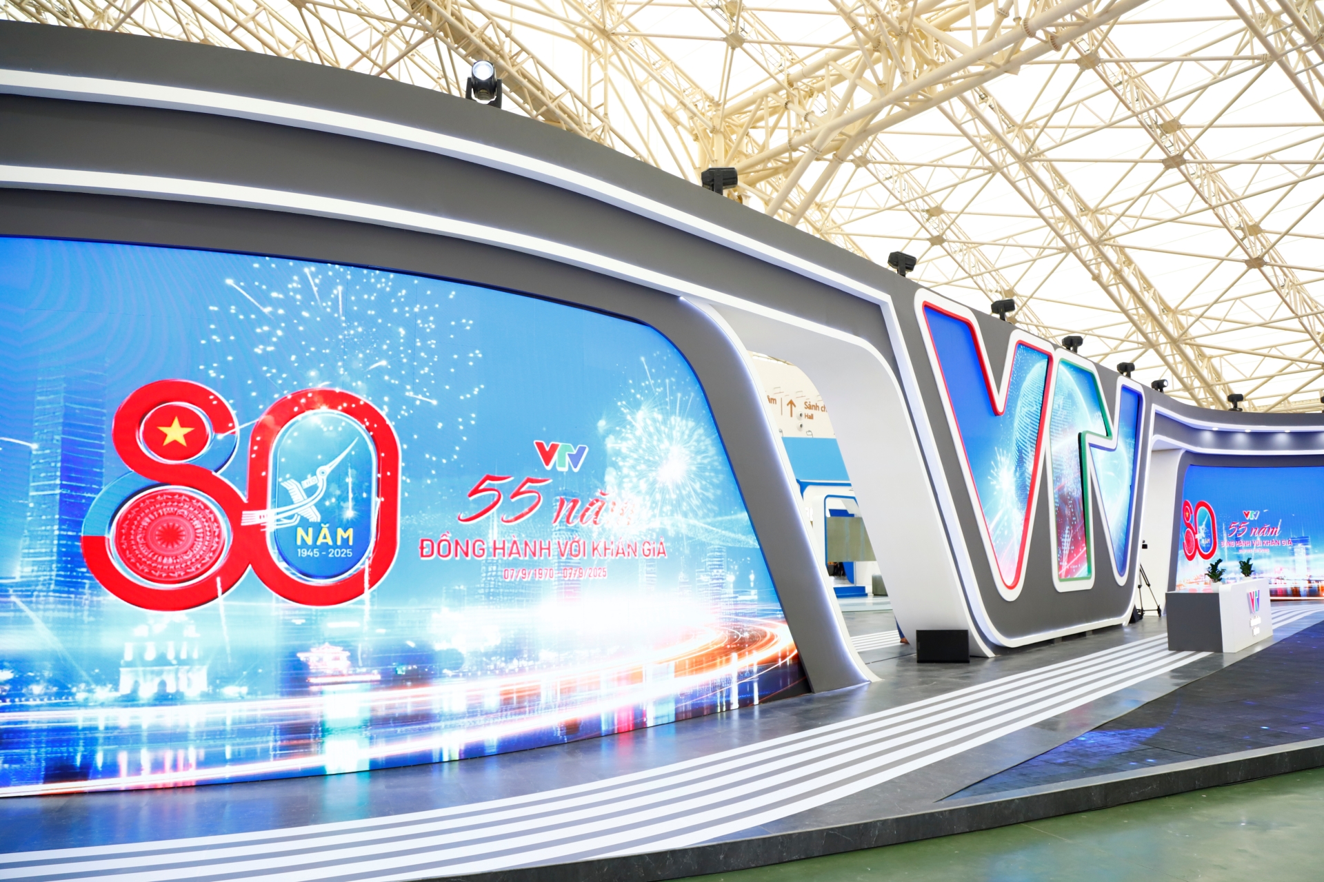 Gian trung bay VTV (1)