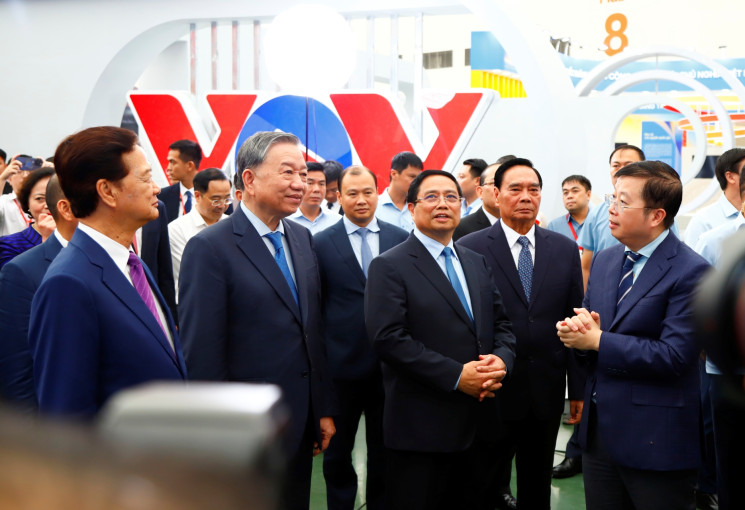 Tổng Bí thư và Thủ tướng tham quan gian trưng bày của VTV
