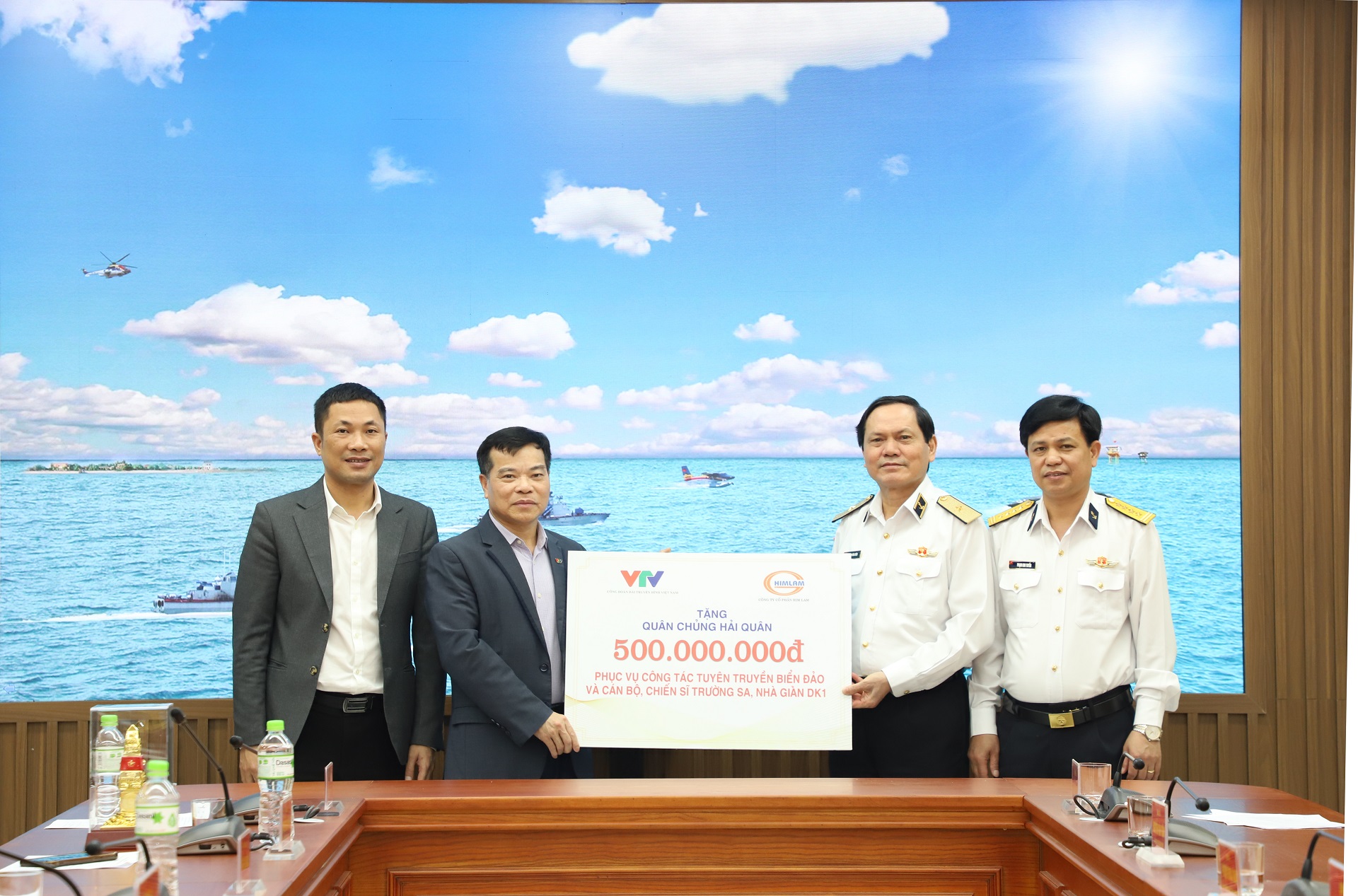 Đài THVN tặng quà cho cán bộ chiến sĩ hải quân và Trường Sa