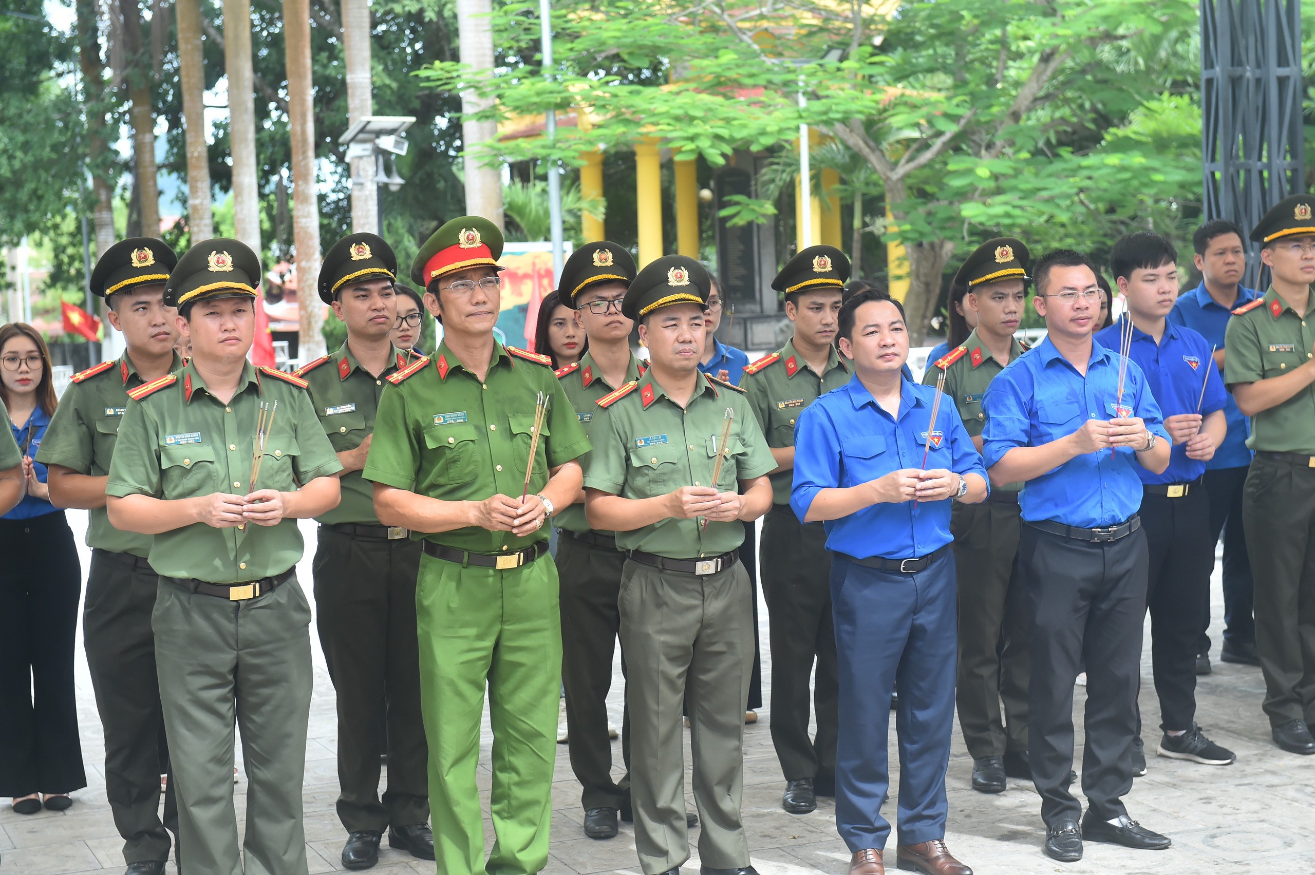 Thanh niên VTV tri ân các anh hùng liệt sĩ tại Nghĩa trang liệt sĩ quốc tế Việt - Lào