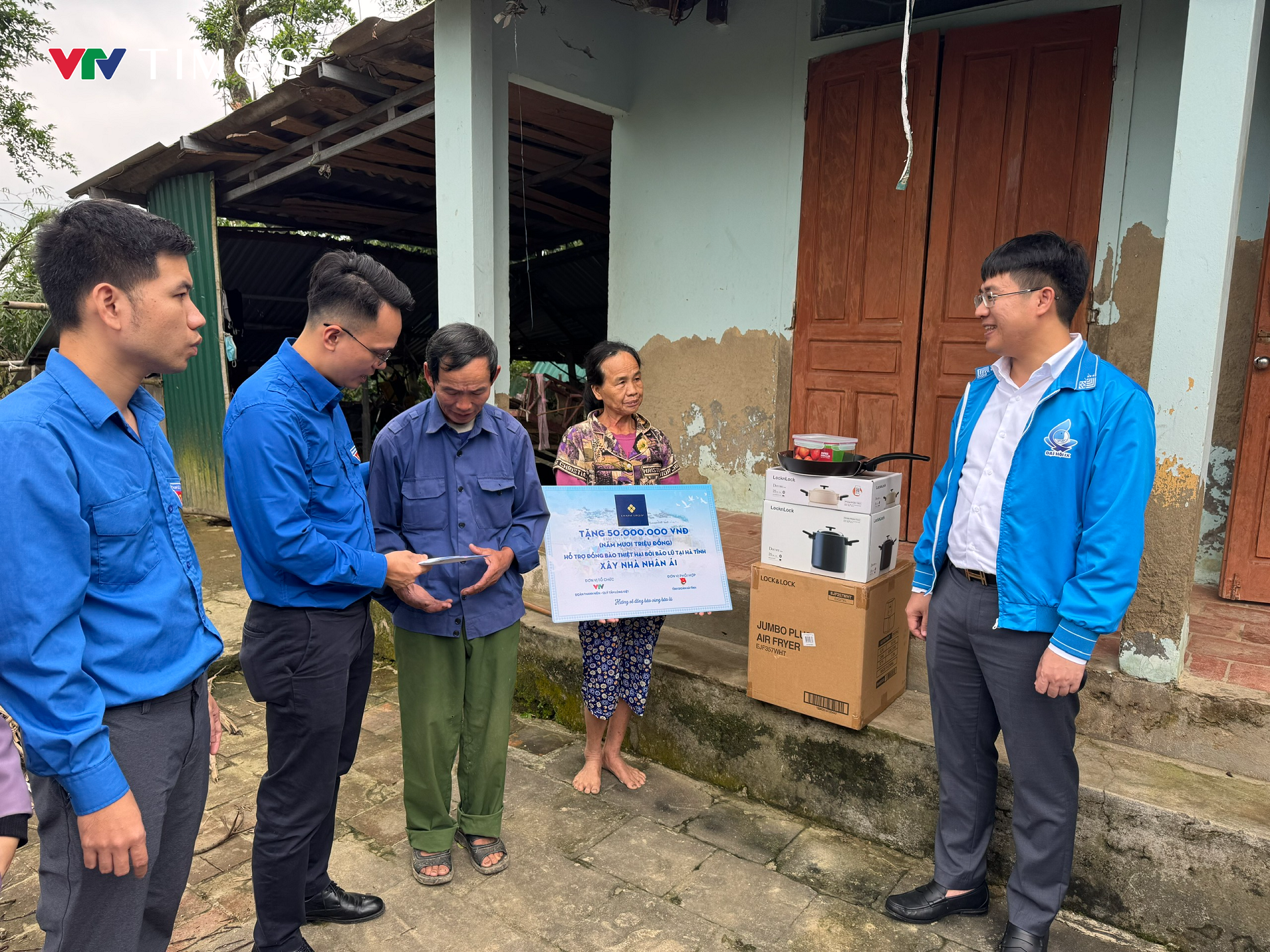 Đoàn Thanh niên VTV thăm và tặng quà bà con chịu ảnh hưởng bão lũ ở hai tỉnh Nghệ An và Hà Tĩnh