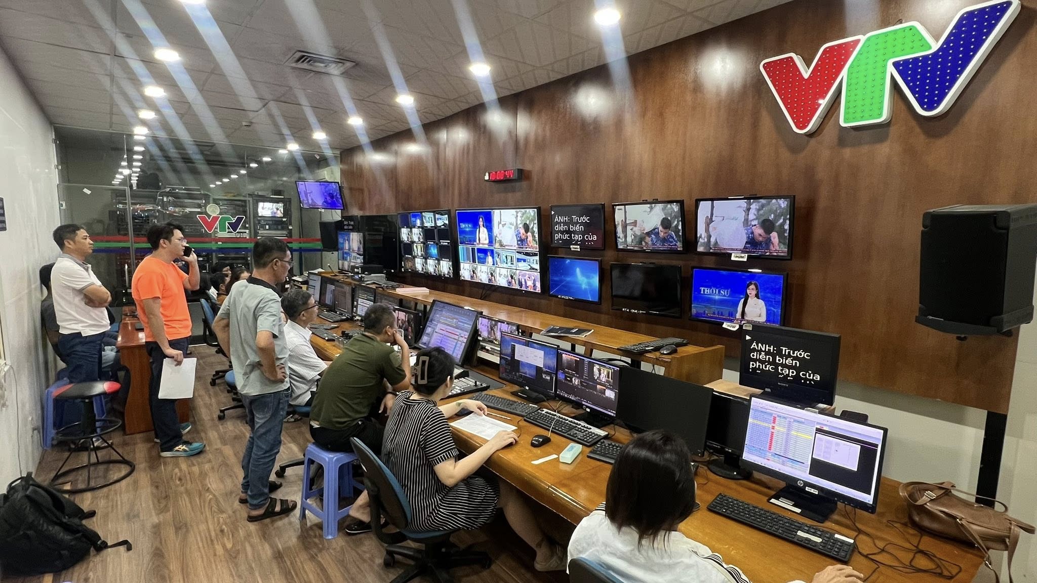 Chuyện tác nghiệp trong tâm lũ của những phóng viên thời sự miền Trung