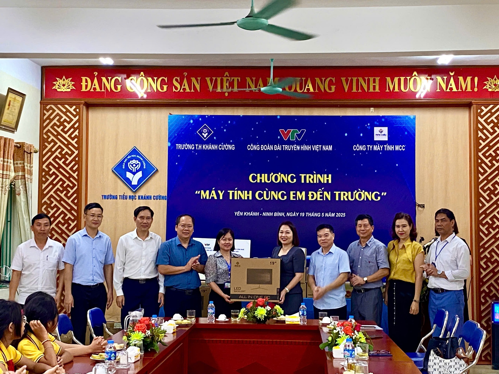 Công đoàn Đài THVN tiếp sức cho học sinh nghèo tỉnh Ninh Bình với chương trình “Máy tính cùng em đến trường”