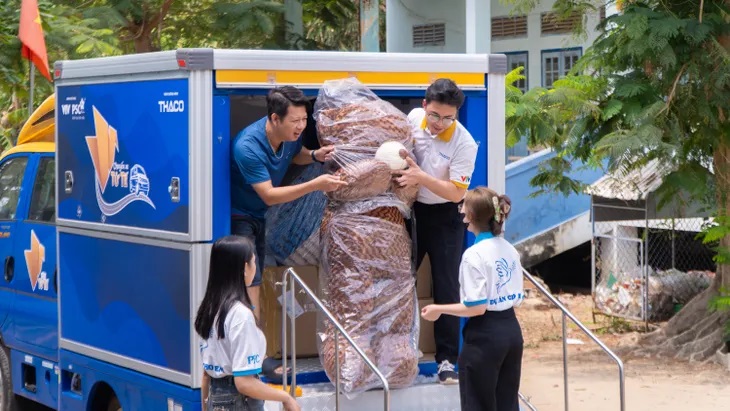 Chuyến xe tử tế tháng 6: Cùng "Cho em" lan toả hạnh phúc tuổi thơ