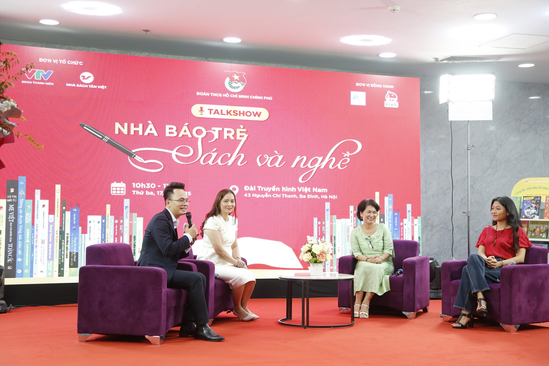 Tưng bừng hội sách chào mừng 100 năm Ngày báo chí cách mạng Việt Nam