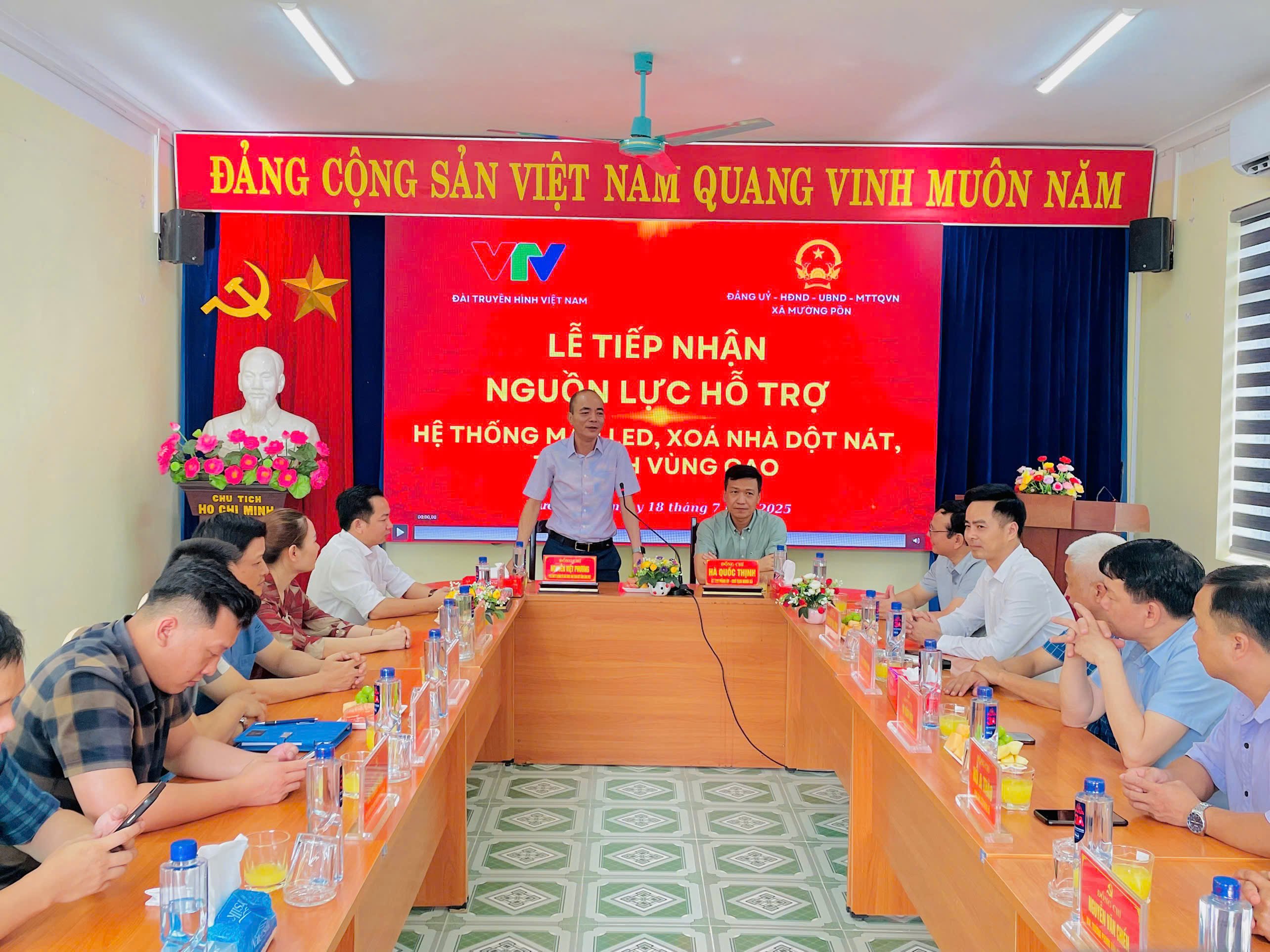 Đài Truyền hình Việt Nam trao 700 triệu đồng quà tặng hỗ trợ xã Mường Pồn, Điện Biên