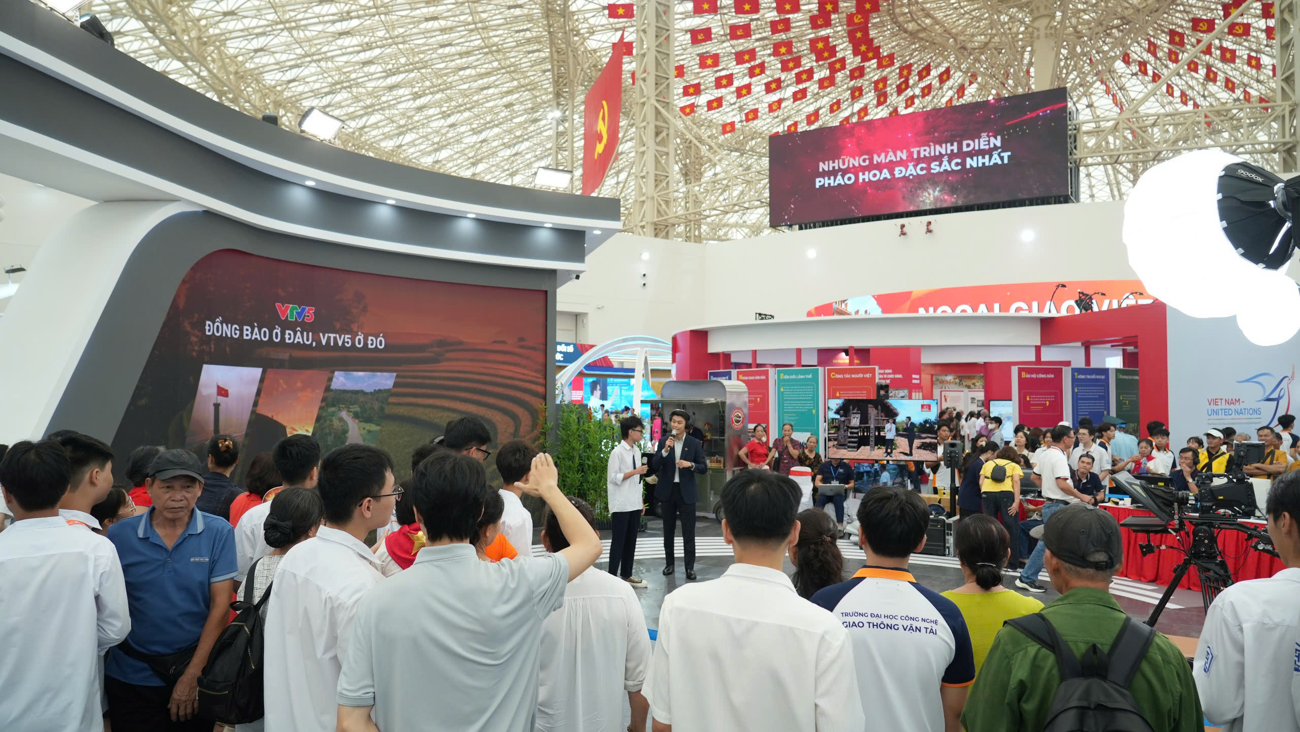 Gian trưng bày VTV tiếp tục “hút” khách tại Triển lãm Thành tựu 80 năm