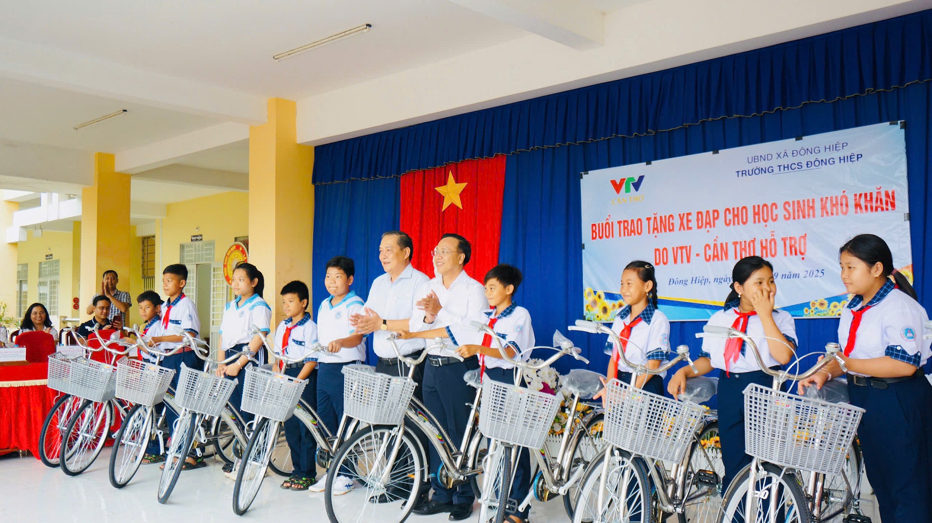 VTV Cần Thơ tiếp sức học sinh hoàn cảnh khó khăn đến trường