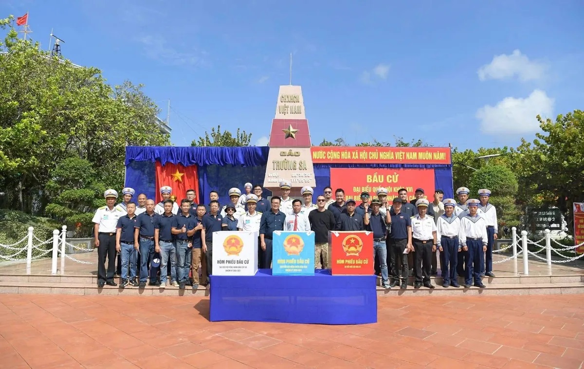 Chuyện tác nghiệp trong "Ngày hội non sông" của phóng viên VTV ở Trường Sa