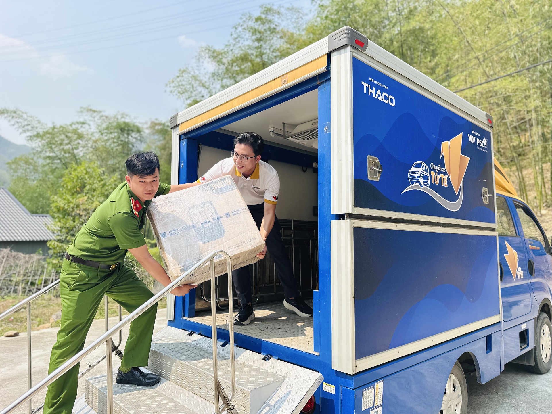 Chuyến xe tử tế tháng 4 mang ánh sáng và hơi ấm về với bản làng vùng cao