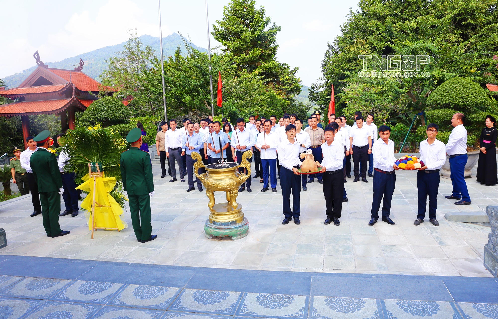 Đoàn công tác của Đài THVN dâng hương tưởng niệm Chủ tịch Hồ Chí Minh tại ATK Định Hóa