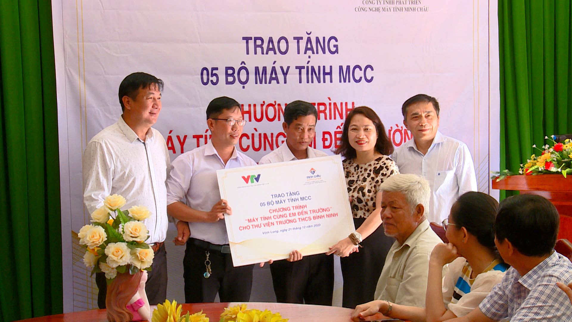 Đài THVN tặng 10 bộ máy tính cho trường học ở Vĩnh Long và Sóc Trăng