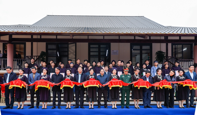 Thủ tướng Phạm Minh Chính dự Lễ khánh thành Dự án tái thiết khu dân cư thôn Làng Nủ