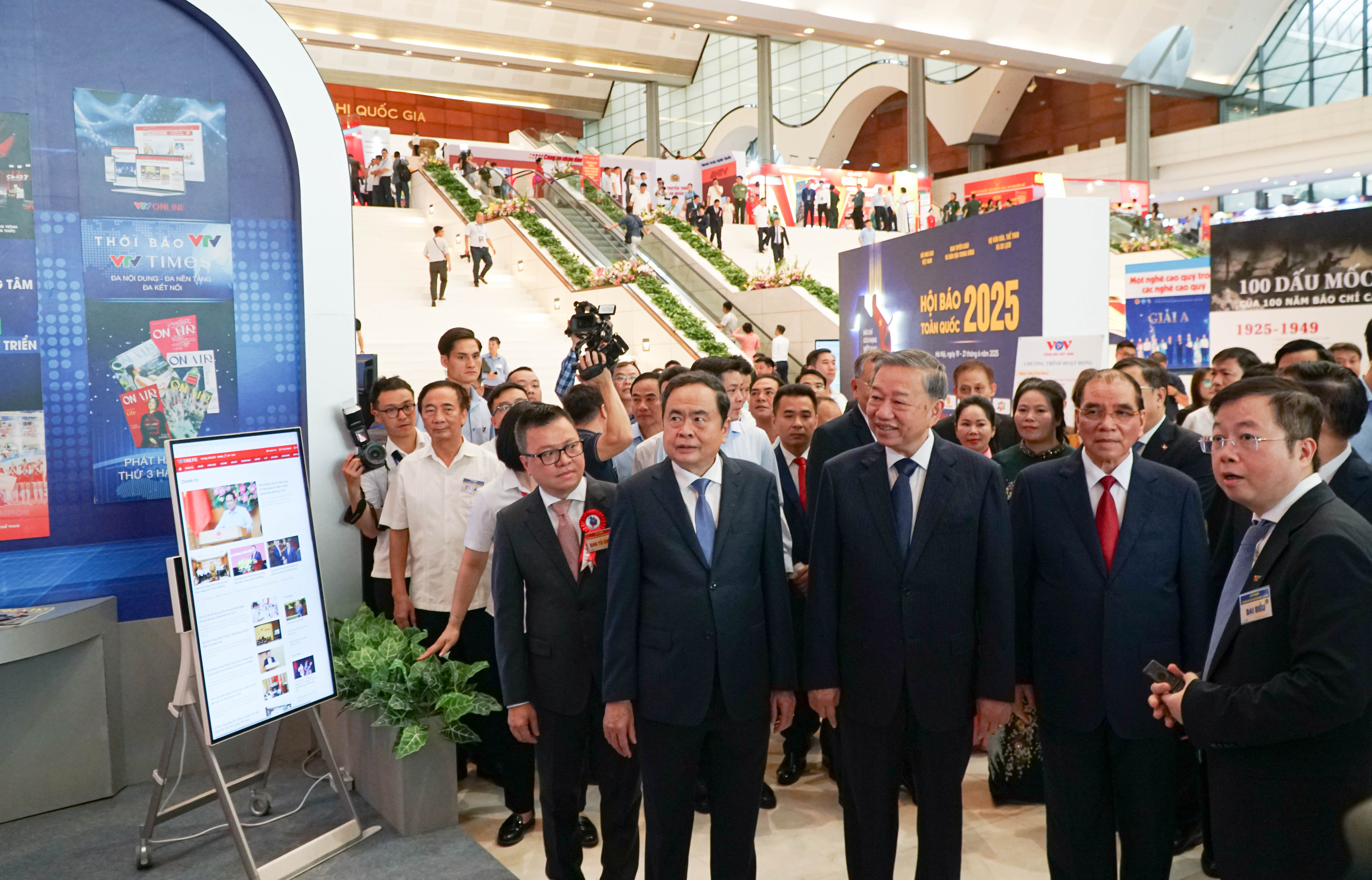Tổng Bí thư Tô Lâm thăm gian trưng bày của VTV tại Hội báo Toàn quốc năm 2025