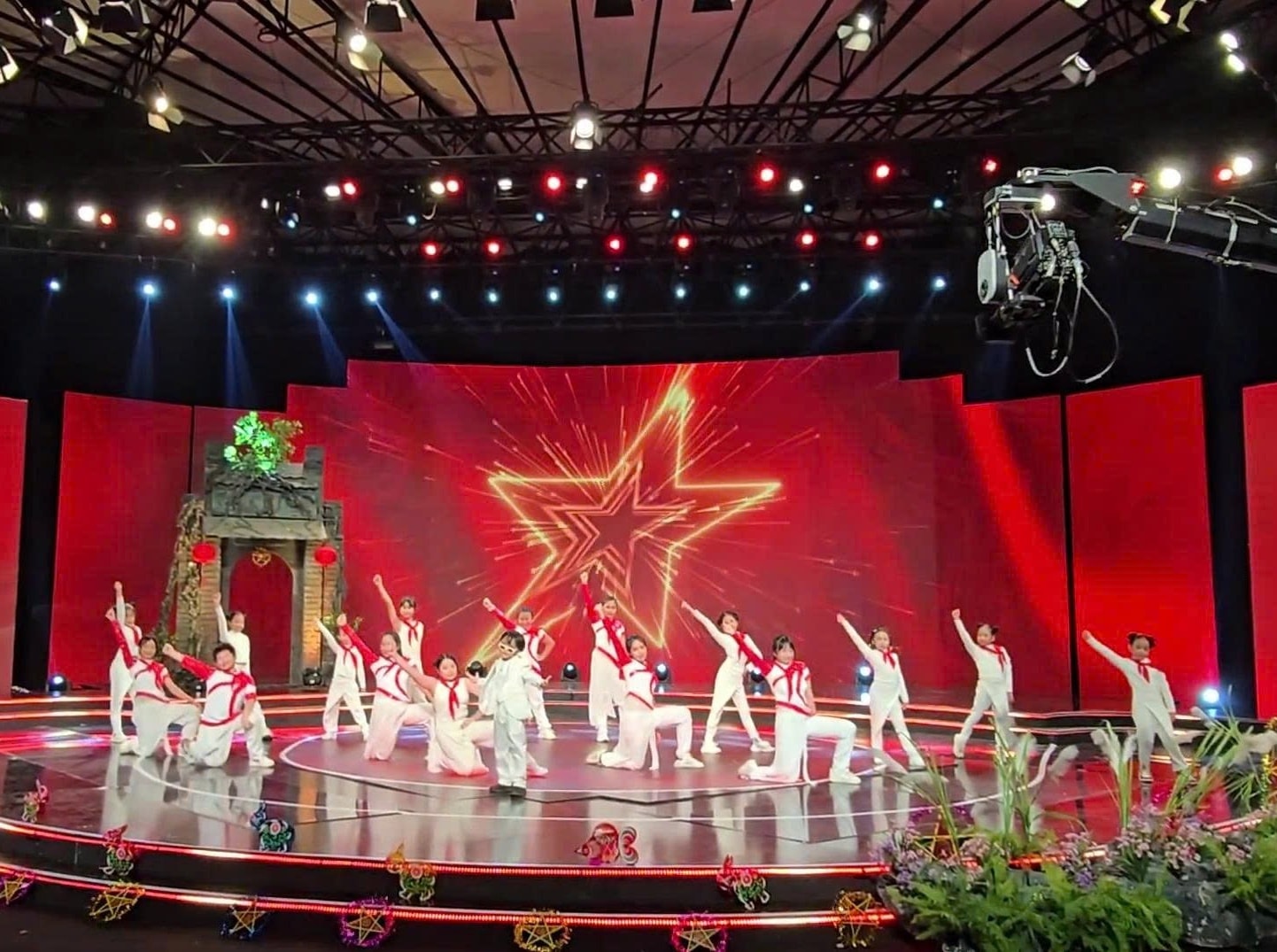 "Trung thu kết nối - Yêu thương": Đêm hội trăng rằm rực rỡ sắc màu trên sóng VTV